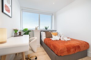 3 habitaciones, escritorio, tabla de planchar con plancha y wifi gratis