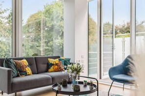 Smart-tv, een tafeltennistafel en boeken