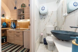 Douche, sèche-cheveux, serviettes fournies, savon