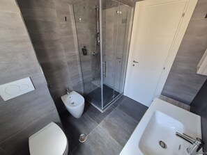 Deluxe Apartment, Balcony | Bathroom | Shower, towels, soap, shampoo - Nestop Colli Albani (Rome)