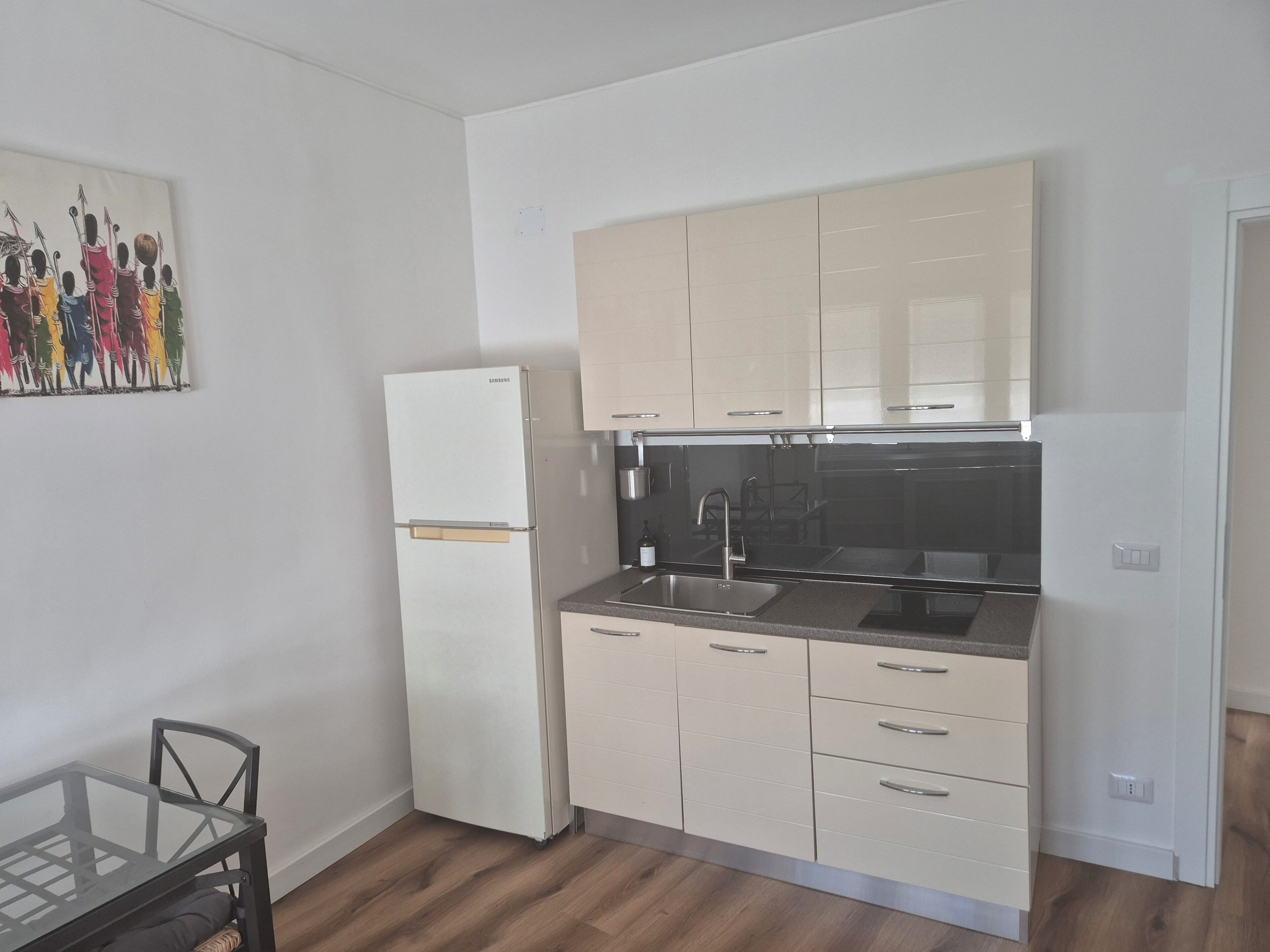 Classic Apartment | Private kitchen | Full-size fridge, stovetop, cookware/dishes/utensils