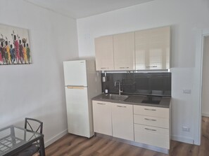 Departamento clásico | Cocina privada | Refrigerador con congelador, parrilla de estufa y utensilios de cocina 