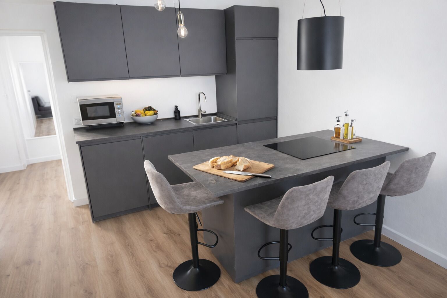 Deluxe appartement, balkon | Privékeuken | Een koelkast/vriezer, een kookplaat, kookgerei, borden en bestek