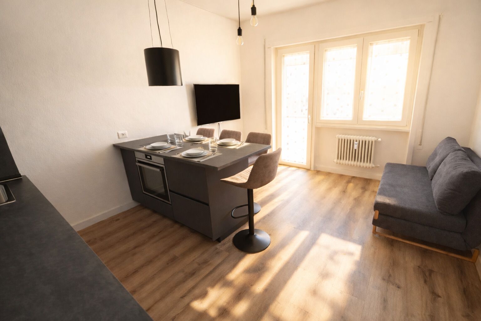 Deluxe appartement, balkon | Privékeuken | Een koelkast/vriezer, een kookplaat, kookgerei, borden en bestek