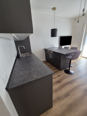 Appartamento Deluxe, balcone | Cucina privata | Frigorifero con congelatore, piano cottura, pentole/stoviglie/utensili