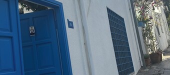 50m to the Beach – Private Courtyard House, Sleeps 6