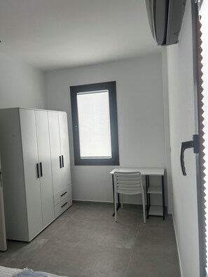 2 bedrooms, iron/ironing board, internet, bed sheets