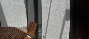 50m to the Beach – Private Courtyard House, Sleeps 6