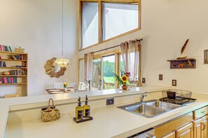 Réfrigérateur, micro-ondes, plaque de cuisson, lave-vaisselle