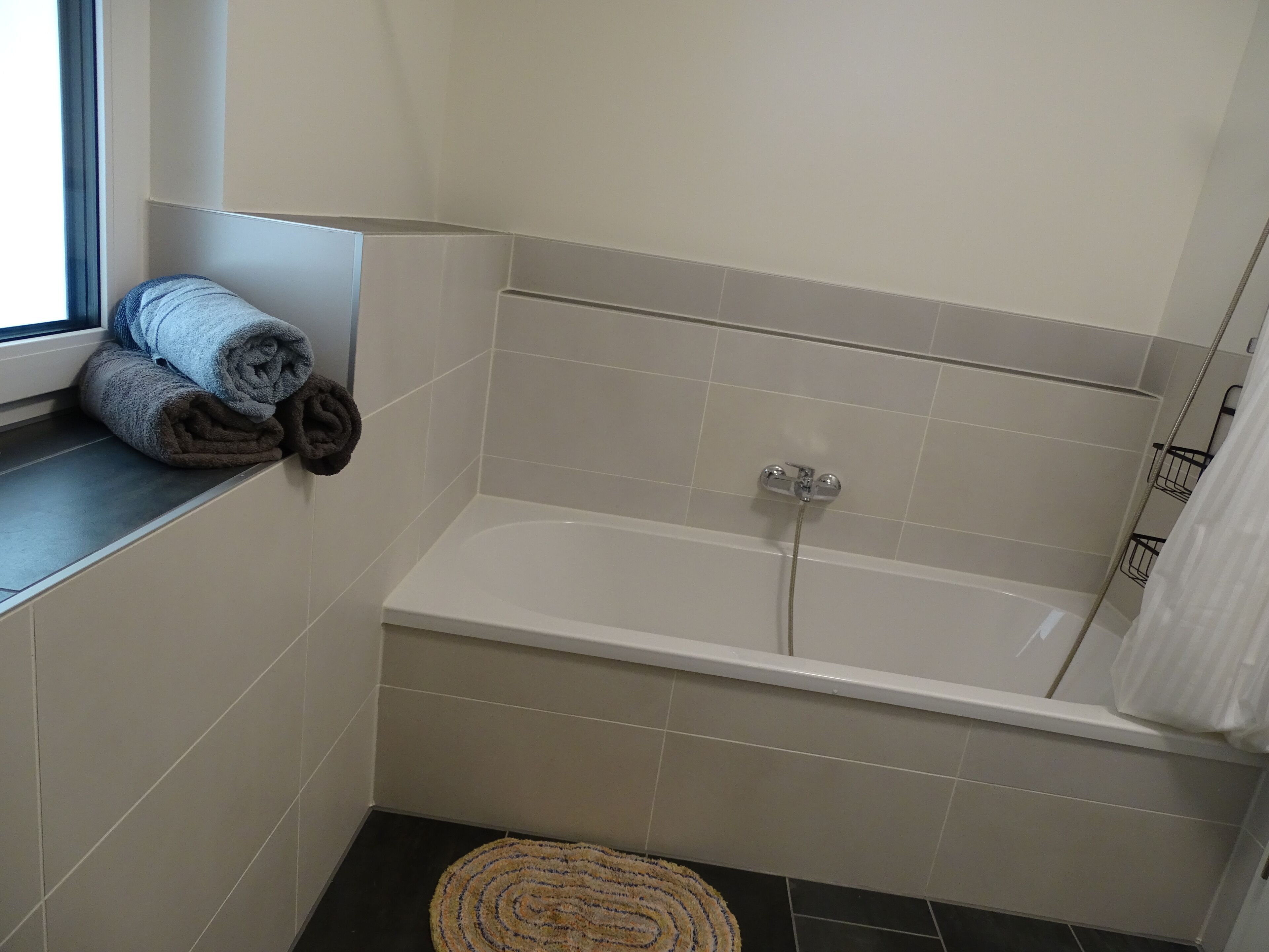 Een haardroger, handdoeken, zeep, toiletpapier