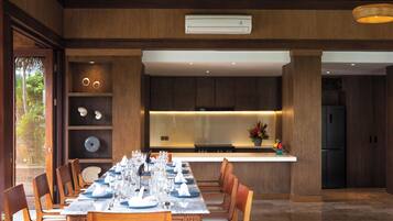 Villa, 5 habitaciones, piscina privada | Comedor