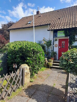 Property grounds - Schatte's small apartment in Seelze (Seelze)