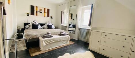 1 bedroom, in-room safe, iron/ironing board, free WiFi