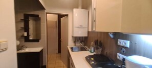 Fridge, microwave, oven, stovetop - Elegant 2BR Prime Central Location (Vienna)