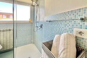 Een douche, een haardroger, een bidet, handdoeken