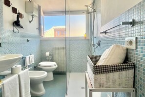 Dusche, Haartrockner, Bidet, Handtücher