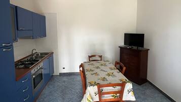 Microwave, oven, stovetop, cookware/dishes/utensils