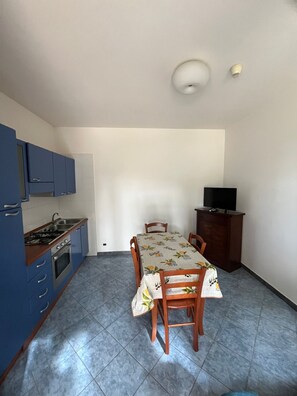 Micro-ondes, four, plaque de cuisson