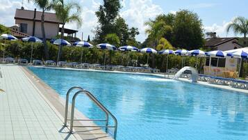 Kolam renang outdoor musiman