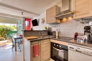 Fridge, microwave, stovetop, dishwasher
