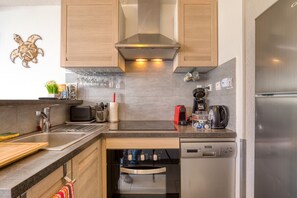 Fridge, microwave, stovetop, dishwasher