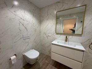 Douche, sèche-cheveux, serviettes fournies