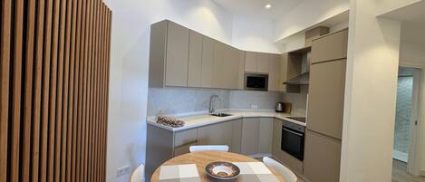 Réfrigérateur, micro-ondes, four, lave-vaisselle