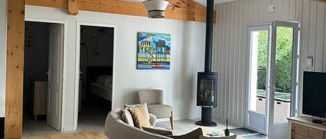 Televisión y chimenea