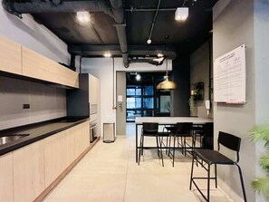 冷蔵庫、電子レンジ、オーブン、コンロ