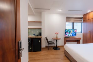 Premier Room | Desk, blackout curtains, soundproofing, free WiFi