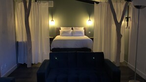 A bedroom with a bed, a large window, and a floor lamp. - Gîtes Barns de la Truffière : Loft Coté Grange (Monbazillac)