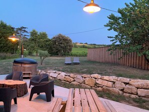 Outdoor dining - Gîtes Barns de la Truffière : Loft Coté Grange (Monbazillac)