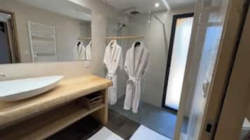 Douche, sèche-cheveux, serviettes fournies, papier toilette