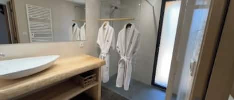Douche, séchoir à cheveux, serviettes fournies, papier de toilette