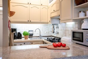 Kühlschrank, Mikrowelle, Ofen, Herdplatte