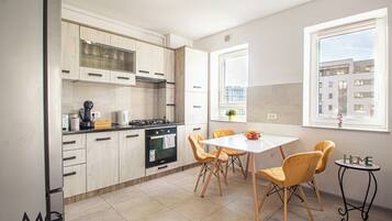 Deluxe Apartment, Mountain View | Private kitchen | Fridge, microwave, oven, stovetop