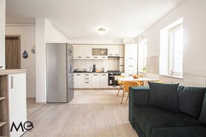 Deluxe-Apartment, Bergblick | Wohnbereich | 125-cm-Smart-TV mit Kabelempfang, Netflix, Streaming-Dienste