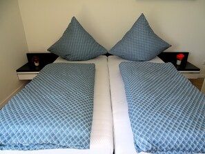 4 bedrooms, iron/ironing board, WiFi, bed sheets