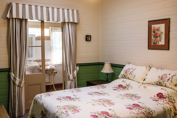 Iron/ironing board, bed sheets