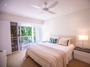 2 chambres, bureau, fer et planche à repasser, lit parapluie