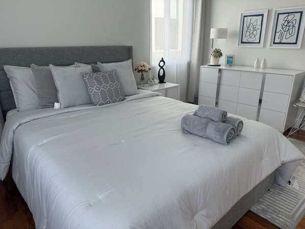 3 室のベッドルーム、アイロン / アイロン台、WiFi (無料)、ベッドシーツ