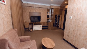 Minibar, caja de seguridad en la habitación y escritorio