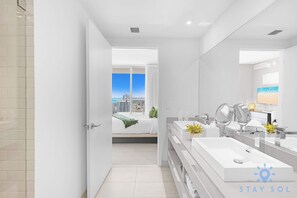 2 habitaciones, escritorio y tabla de planchar con plancha 