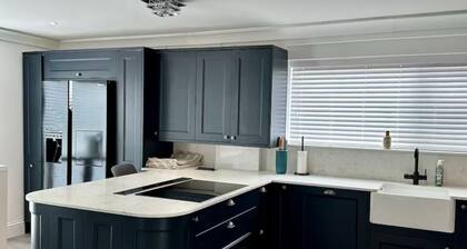 Luxury 5 Bed - Sleeps 14 - With Swimming Pool