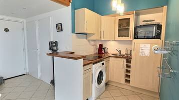 Réfrigérateur, micro-ondes, cafetiÚre/bouilloire, grille-pain