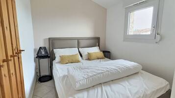 2 bedrooms, iron/ironing board