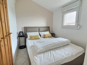 2 habitaciones y tabla de planchar con plancha