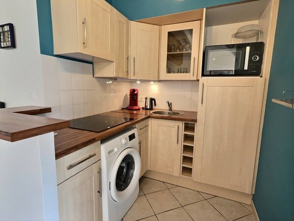 Fridge, microwave, coffee/tea maker, toaster