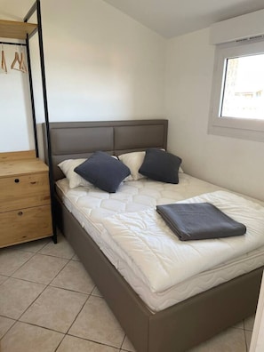 2 chambres, fer et planche Ă repasser