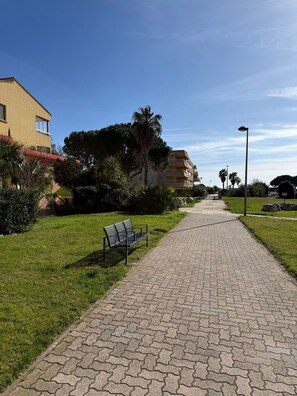 Property grounds - Rez de jardin climatisé à 100 m de la plage (La Londe-les-Maures)